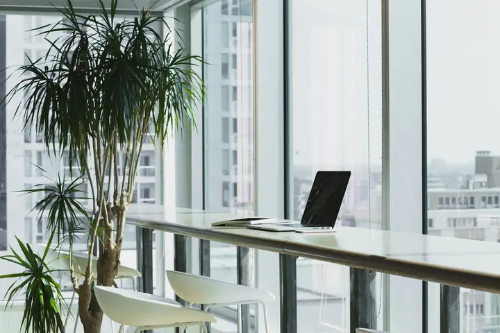 Espace de travail lumineux — photo d’illustration, sans modèle de bureau identifié